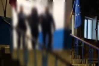 Bărbat condus de polițiști la audieri după ce a încercat să păcălească sistemul de supraveghere electronică