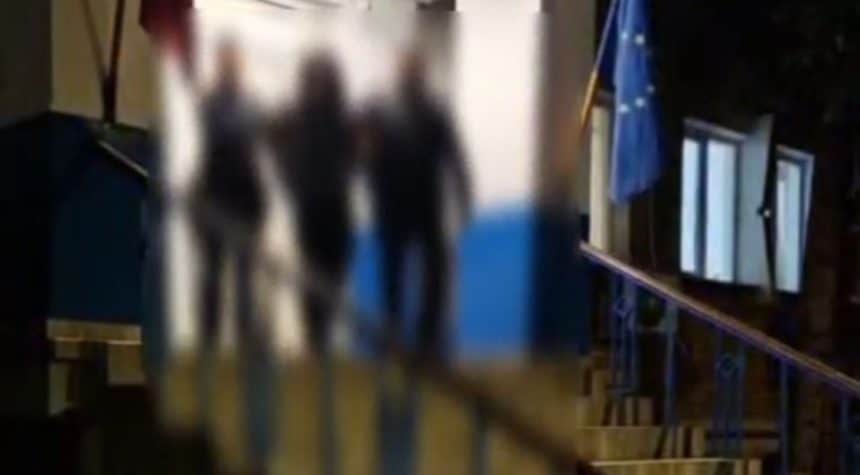 Bărbat condus de polițiști la audieri după ce a încercat să păcălească sistemul de supraveghere electronică