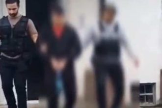 Tânăr condus de polițiști