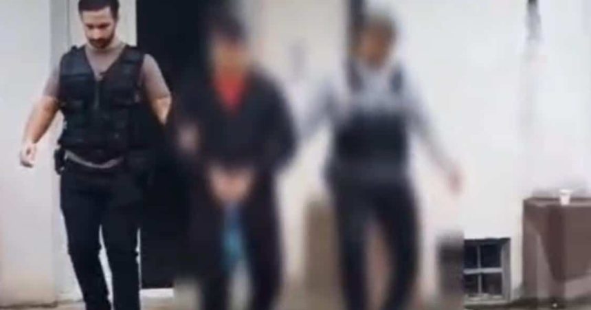 Tânăr condus de polițiști