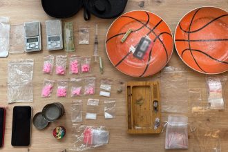 Probele ridicate de polițiști din apartamentul tânărului care vindea droguri lângă școli în Timișoara