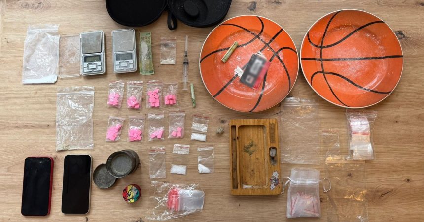 Probele ridicate de polițiști din apartamentul tânărului care vindea droguri lângă școli în Timișoara