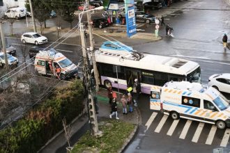 Mijloc de transport în comun din Timișoara parcat pe strada Cluj unde două pasagere au fost rănite în urma unei frânări bruște