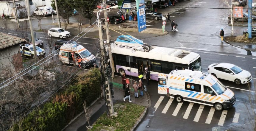 Mijloc de transport în comun din Timișoara parcat pe strada Cluj unde două pasagere au fost rănite în urma unei frânări bruște