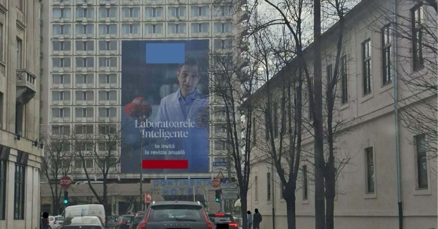 Panou publicitar de mari dimensiuni amplasat ilegal