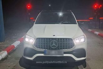 Autoturism urmărit internațional indisponibilizat de poliția de frontieră la Divici