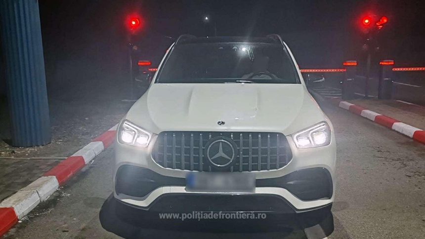 Autoturism urmărit internațional indisponibilizat de poliția de frontieră la Divici