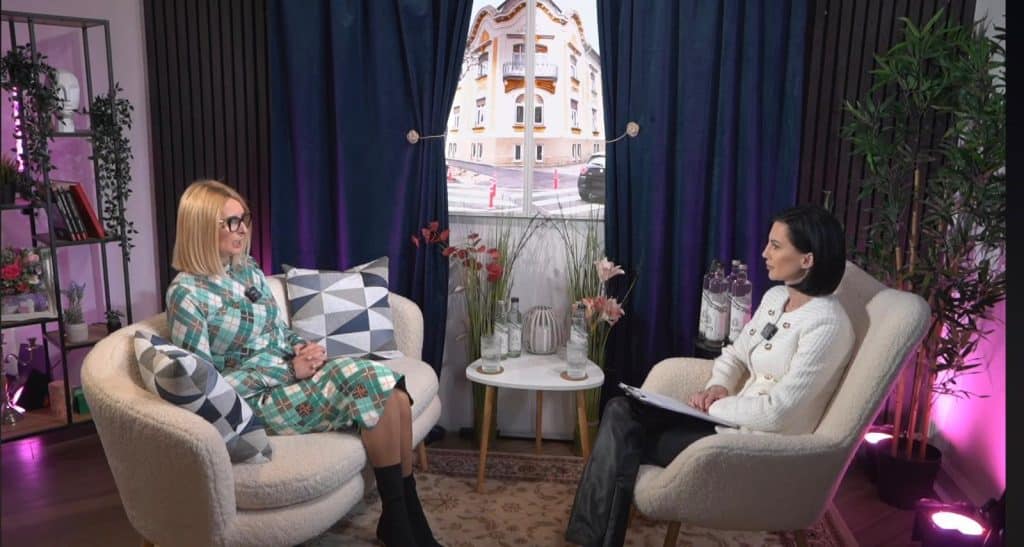 Aura Danielescu în studioul Podcast Vorbe Grele discutând despre provocările din sistemul educațional.