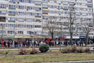 Echipaje de intervenție ale autorităților din Caraș-Severin desfășurând o anchetă la locul unui incident tragic.