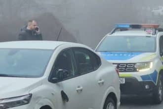 Autoturismul condus de nepotul prefectului Ioan Dragomir după impactul provocat pe carosabil.