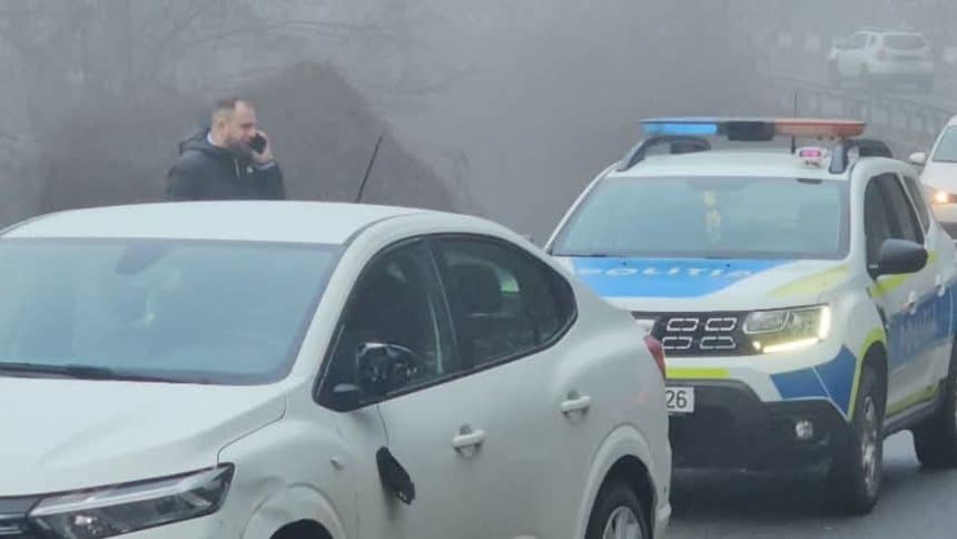 Autoturismul condus de nepotul prefectului Ioan Dragomir după impactul provocat pe carosabil.