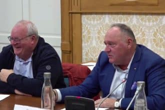 Consilierii Simion Moșiu și Ștefan Sandu în timpul plenului Consiliului Local Timișoara.