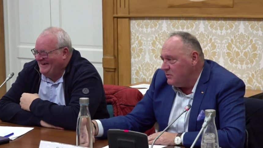 Consilierii Simion Moșiu și Ștefan Sandu în timpul plenului Consiliului Local Timișoara.