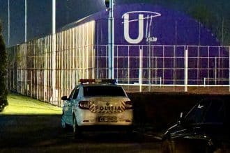 Echipaje de poliție și ambulanță în fața unei baze sportive din Timișoara după un deces în saună