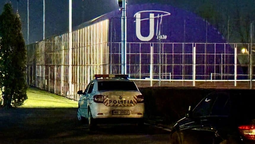 Echipaje de poliție și ambulanță în fața unei baze sportive din Timișoara după un deces în saună