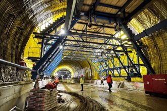 Utilaje grele și echipe de muncitori lucrând la interiorul tunelurilor de pe autostrada A1 sectorul Margina Holdea