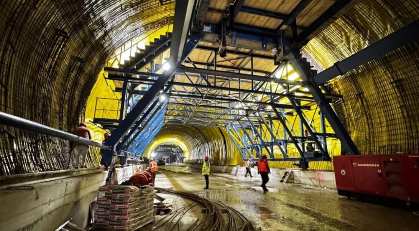Utilaje grele și echipe de muncitori lucrând la interiorul tunelurilor de pe autostrada A1 sectorul Margina Holdea