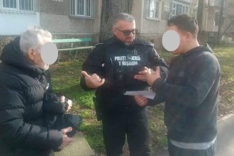 Polițiști locali din Timișoara ajutând un bătrân dezorientat să ajungă în siguranță acasă la familia sa