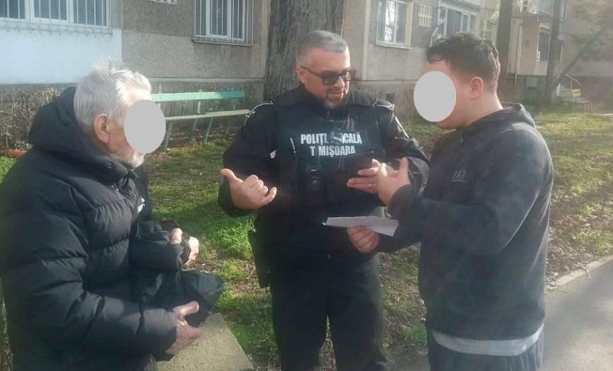 Polițiști locali din Timișoara ajutând un bătrân dezorientat să ajungă în siguranță acasă la familia sa