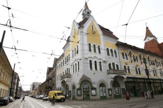 Vedere panoramică asupra unei zone urbane istorice aflate în plin proces de modernizare și reconfigurare a spațiului public