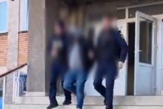 Echipaj de poliție aflat în misiune pentru gestionarea unui caz de violență domestică și încălcarea unor măsuri judiciare