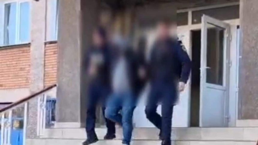 Echipaj de poliție aflat în misiune pentru gestionarea unui caz de violență domestică și încălcarea unor măsuri judiciare