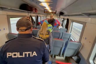 Polițiști desfășurând acțiuni de control și verificare a documentelor