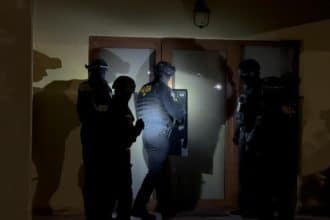 Polițiști de la Serviciul Arme efectuând percheziții pentru braconaj în județul Timiș