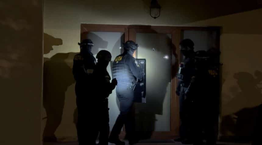 Polițiști de la Serviciul Arme efectuând percheziții pentru braconaj în județul Timiș