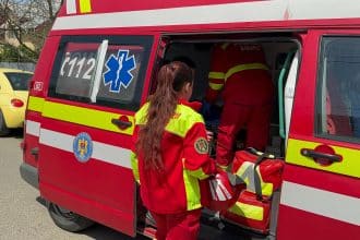 Echipaje de ambulanță și poliție la locul accidentului din Piața Badea Cârțan, Timișoara, unde un copil a fost lovit de mașină.