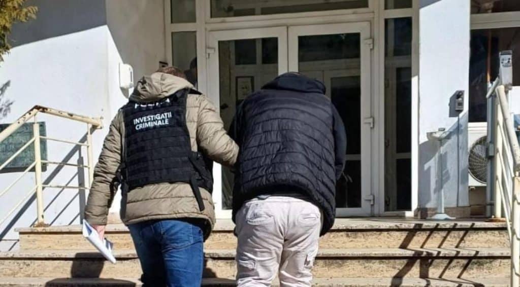 Echipaje de poliție din cadrul structurilor de arme și muniții desfășurând o anchetă în curtea unei locuințe din județul Hunedoara.