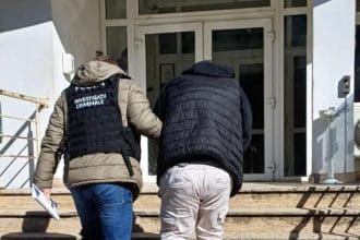 Polițiști din Hunedoara în timpul perchezițiilor la membrii unei grupări suspectate de furtul unor mărfuri internaționale în valoare de 350.000 euro.