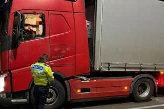Echipaje de poliție și jandarmerie desfășurând controale în trafic