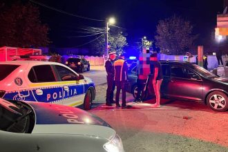 Echipaj de poliție intervenind la un local din Lugoj unde a avut loc o agresiune violentă pe strada Someșului.