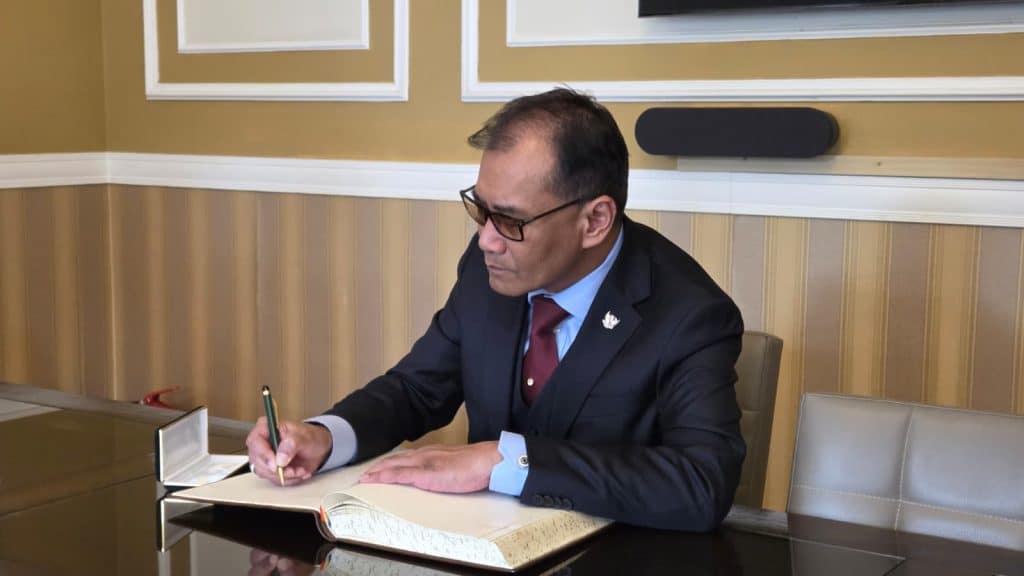 Viceprimarul Ruben Lațcău primindu-l pe ambasadorul Indoneziei, Meidyatama Suryodiningrat, la sediul Primăriei Timișoara
