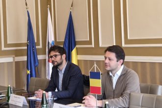 Viceprimarul Ruben Lațcău primindu-l pe ambasadorul Indoneziei, Meidyatama Suryodiningrat, la sediul Primăriei Timișoara