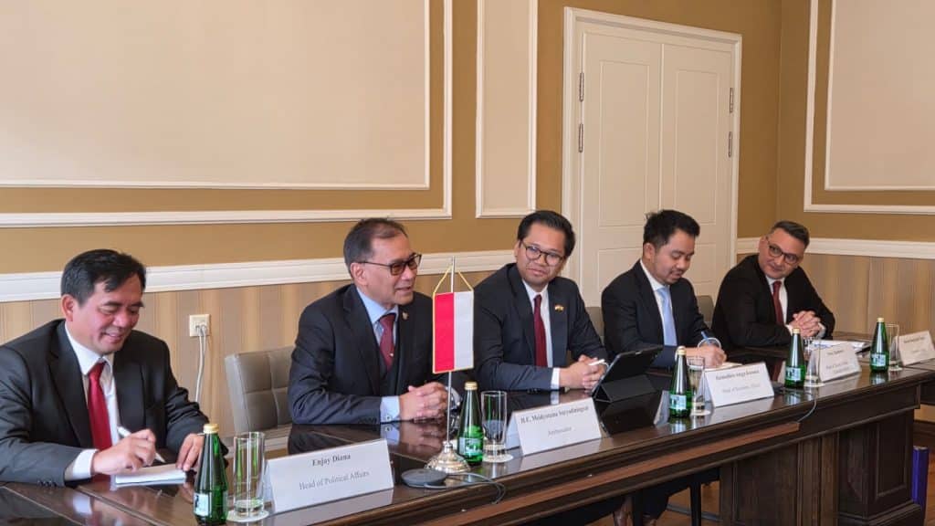 Viceprimarul Ruben Lațcău primindu-l pe ambasadorul Indoneziei, Meidyatama Suryodiningrat, la sediul Primăriei Timișoara