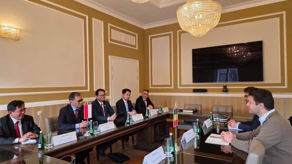 Viceprimarul Ruben Lațcău primindu-l pe ambasadorul Indoneziei, Meidyatama Suryodiningrat, la sediul Primăriei Timișoara