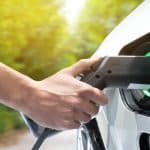 Vehicule electrice Tesla și Dacia Spring încărcându-se la o stație publică din Timișoara, pe fondul creșterii pieței cu 93%.