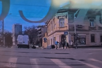 Pietoni la un pas să fie răniți de două tomberoane de gunoi care au zburat dintr-o mașină, la Timișoara