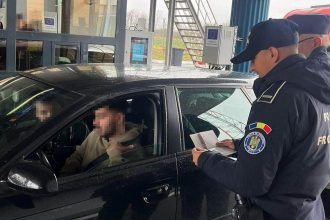 Ofițer de poliție de frontieră utilizând noul scaner facial și de amprente pentru procesarea unui profil digital EES.