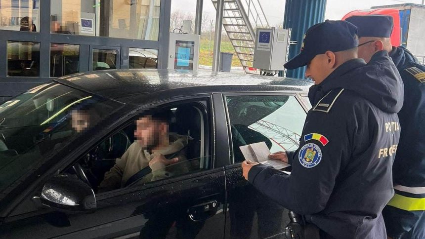 Ofițer de poliție de frontieră utilizând noul scaner facial și de amprente pentru procesarea unui profil digital EES.