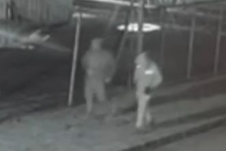 Doi bărbați au pătruns în locuința unei femei din Sânnicolau Mare și au agresat-o pentru a-i fura banii și bijuteriile