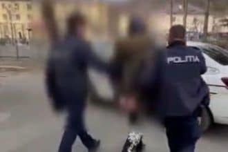 Polițiști din Hunedoara escortând un suspect reținut pentru agresiune cu un topor