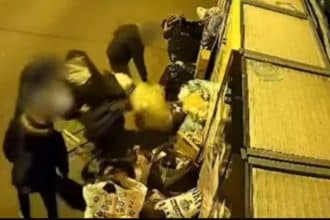 Camere de supraveghere capturând momentul în care deșeurile sunt abandonate ilegal pe domeniul public.