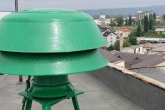 Sirenă de alarmare publică instalată pe acoperișul unei clădiri din România.