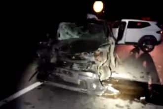 Mașină distrusă și camion avariat pe marginea drumului DN6 în urma unui impact frontal.