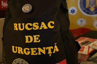 Rucsac de urgență echipat cu lanternă, apă, kit de prim ajutor și alimente neperisabile.