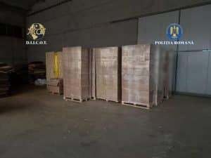 Tone de tutun și utilaje de producție descoperite de DIICOT într-o fabrică ilegală de țigări la periferia municipiului Timișoara.