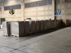 Tone de tutun și utilaje de producție descoperite de DIICOT într-o fabrică ilegală de țigări la periferia municipiului Timișoara.